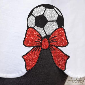 Arquivo de design de bordado com aplique de laço lateral de futebol, 7 tamanhos. Padrão de aplique de coquete de laço brilhante feminino esportivo, design de moletom para mãe