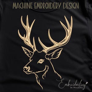 Könnte beinhalten: Maschinenstickerei-Design eines goldenen Hirschkopfes mit Geweih. Das Design ist auf einem schwarzen Stoffhintergrund. Der Text "Embroidarling by RivusDEA" befindet sich am unteren Rand des Bildes.