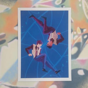 Puede incluir: Dos hombres con traje están suspendidos en el aire, uno frente al otro. Están rodeados de un fondo azul con líneas brillantes. El hombre de la izquierda lleva una camisa blanca con un chaleco negro y pantalones azul oscuro. El hombre de la derecha lleva una camisa blanca con un chaleco negro y pantalones morado oscuro.