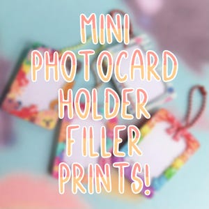 Könnte beinhalten: Mini-Fotokartenhalter-Füllerdrucke mit farbenfrohen Blumen- und Regenbogenakzenten. Das Bild zeigt mehrere kleine, rechteckige Halter mit leeren Bereichen für Fotos oder Karten und den Text "MINI PHOTOCARD HOLDER FILLER PRINTS!"