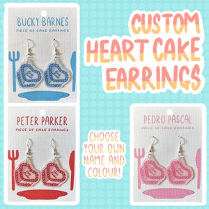 Puede incluir: Tres juegos de pendientes de pastel en forma de corazón con diferentes nombres y colores. Los pendientes están sobre un fondo blanco con un tenedor y un cuchillo a cada lado. El texto en las tarjetas dice "Bucky Barnes", "Peter Parker" y "Pedro Pascal".