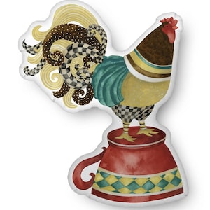 Könnte beinhalten: Ein dekoratives Kissen in Form eines Hahns. Der Hahn hat einen braunen Körper, türkisfarbene und gelbe Akzente und karierte Beine. Er steht auf einem roten, becherförmigen Sockel mit Henkel und einem gelb-türkisen Rautenmuster.