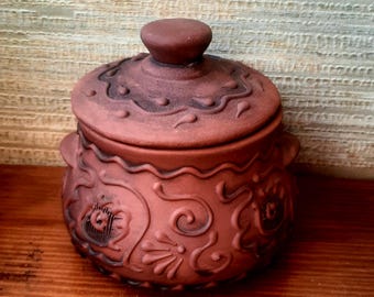 Ceramic clay pots for cooking in the subjects Bulonnica modeling