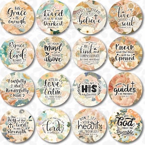 Op de afbeelding: Een set van 16 ronde onderzetters met bloemenachtergronden en inspirerende bijbelcitaten. Elke onderzetter heeft een ander citaat in zwart schrift, met verschillende bloemmotieven in tinten perzik, crème en blauwgroen.