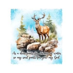 Könnte beinhalten: Aquarellgemälde eines Hirsches, der auf einer felsigen Klippe steht, mit blauem Himmel und Bäumen im Hintergrund. Der Text "PSALM 42:1" und "Wie ein Hirsch nach Wasserbächen lechzt, so sehnt sich meine Seele nach dir, mein Gott." steht unter dem Hirsch.