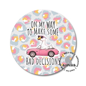 K&ouml;nnte beinhalten: Eine wei&szlig;e Gans mit Sonnenbrille f&auml;hrt ein rosa Cabrio auf einem grauen und rosafarbenen Leopardenmuster-Hintergrund. Der Text "ON MY WAY TO MAKE SOME BAD DECISIONS" steht &uuml;ber dem Auto.