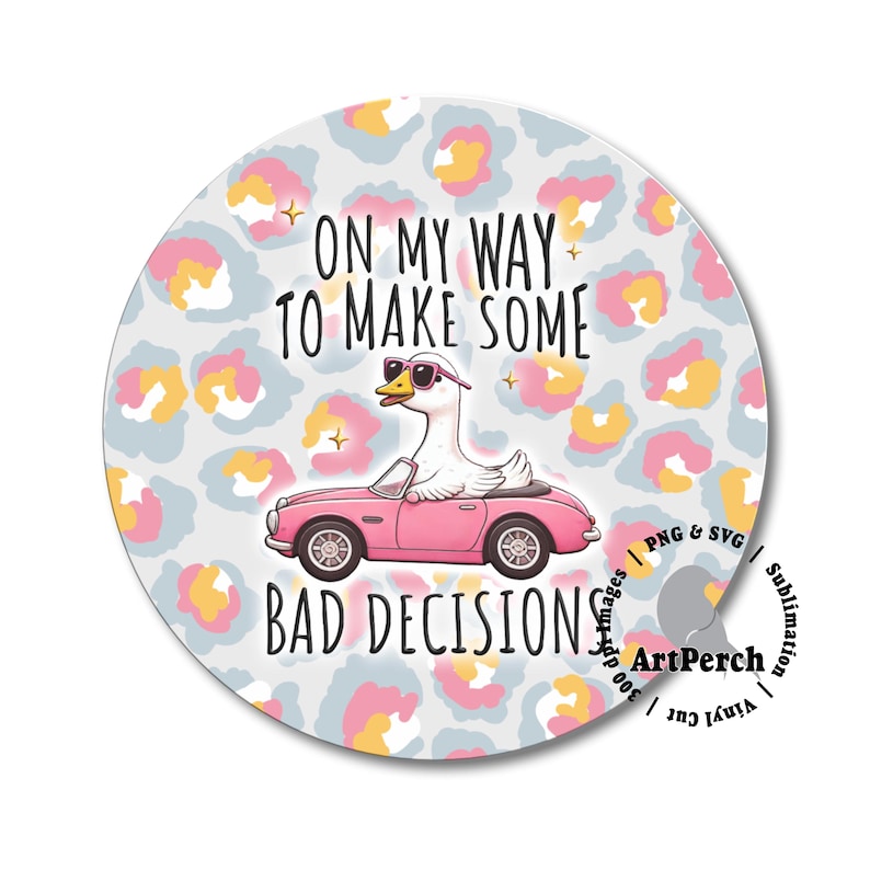 K&ouml;nnte beinhalten: Eine wei&szlig;e Gans mit Sonnenbrille f&auml;hrt ein rosa Cabrio auf einem grauen und rosafarbenen Leopardenmuster-Hintergrund. Der Text "ON MY WAY TO MAKE SOME BAD DECISIONS" steht &uuml;ber dem Auto.