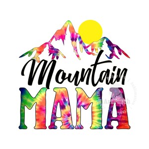 Może przedstawiać: Kolorowy wzór tie-dye przedstawiający pasmo górskie z żółtym słońcem i tekstem "Mountain Mama" w kolorze czarnym.