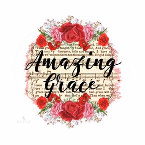 Op de afbeelding: Een rode, witte en roze bloemstuk omringt een cirkel met een vintage bladmuziek achtergrond. De tekst "Amazing Grace" is geschreven in zwarte cursieve letters over de muziek.