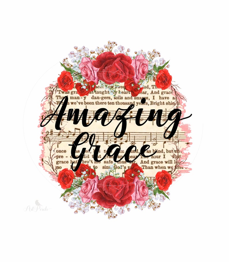Op de afbeelding: Een rode, witte en roze bloemstuk omringt een cirkel met een vintage bladmuziek achtergrond. De tekst "Amazing Grace" is geschreven in zwarte cursieve letters over de muziek.