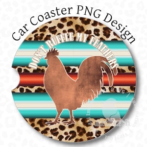 Op de afbeelding: Ronde auto-onderzetter met een luipaardprint achtergrond en turquoise, witte en rode strepen. Een haan silhouet bevindt zich in het midden met de tekst "Don't ruffle my feathers".