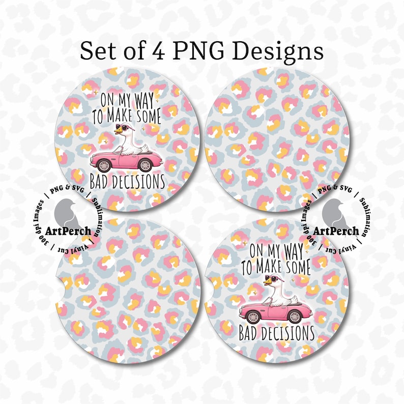 K&ouml;nnte beinhalten: Set aus vier runden Auto-Untersetzern mit einem pinkfarbenen und gelben Leopardenmuster. Die Untersetzer zeigen eine Cartoon-Gans, die ein pinkfarbenes Auto f&auml;hrt, mit dem Text "On my way to make some bad decisions".