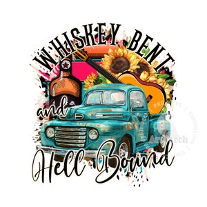 Könnte beinhalten: Ein blauer Vintage-Pickup mit einer Gitarre und einer Flasche Whiskey. Der Text "Whiskey Bent and Hell Bound" ist in schwarzen Buchstaben auf weißem Hintergrund geschrieben.