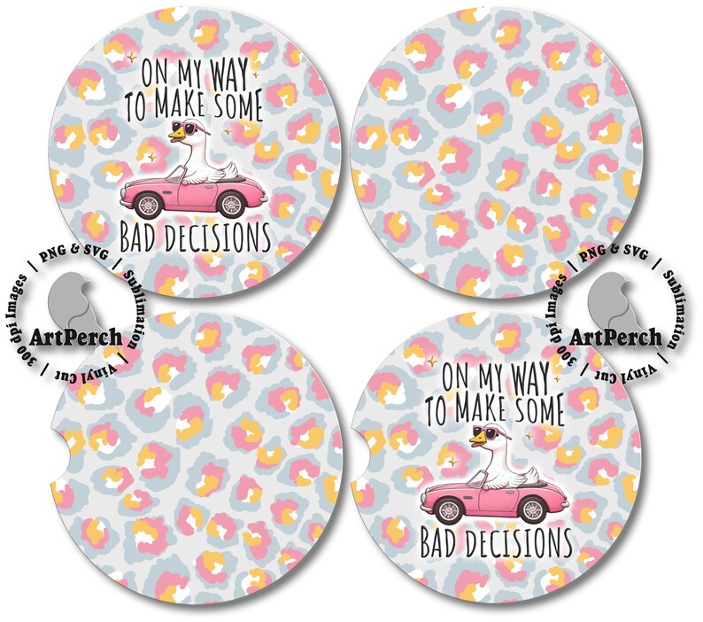 K&ouml;nnte beinhalten: Vier runde Untersetzer mit einem pinkfarbenen, blauen und gelben Leopardenmuster. Zwei Untersetzer zeigen eine Cartoon-Gans, die ein rosa Auto mit dem Text "On my way to make some bad decisions" f&auml;hrt.