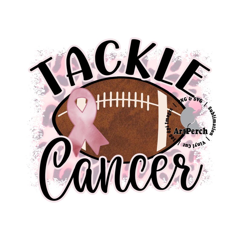 Pu&ograve; includere: Un nastro rosa e un pallone da football con il testo "Tackle Cancer" su uno sfondo leopardato rosa e bianco.