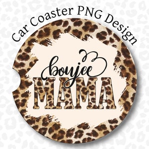 Może przedstawiać: Okrągły podkładka do samochodu z obramowaniem w panterkę i kremowym środkiem. Słowa "boujee MAMA" są napisane czarnym skryptem i blokowymi literami. Tekst "Car Coaster PNG Design" jest łukowaty powyżej.