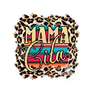 Pode incluir: Um design gráfico colorido com o texto "Mama Cita" em uma fonte dourada sobre um fundo de estampa de leopardo com um padrão de listras coloridas.