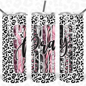 Op de afbeelding: Drie roestvrijstalen bekers met een luipaardprint achtergrond en roze en zwarte zebrastrepen. Op de bekers staan de woorden "Strong", "Pray" en "Women" geschreven.