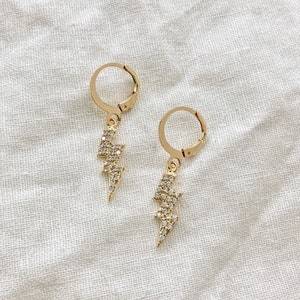 Pequeño abrazo de rayo de oro / Pendientes delicados / pendientes de perno / Rayo pequeño / Mini aros de oro / Pendiente de rayo pequeño y delicado