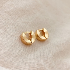 Thick gold hoops | Dainty earrings | Huggie earrings | Thick hoops | Mini hoops gold | Thick Huggies | Gold hoops | Minimalist earring