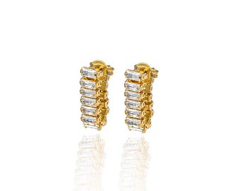 Brincos de baguete com zircônia cúbica dourada | Brinco com pedra retangular multicolorida | Brincos minimalistas Huggies | Brincos de argola pendentes | Joias delicadas com diamantes