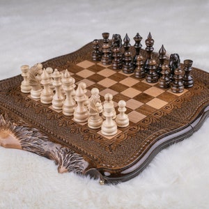 手彫りのアルメニアのチェスの駒：木製とブロンズのアンティーク