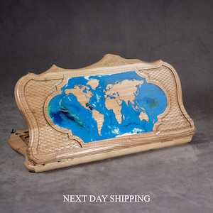 Mapa mundial de madera de nogal hecho a mano con acabado epoxi - Tablero de juego lujoso y tallado artesanalmente