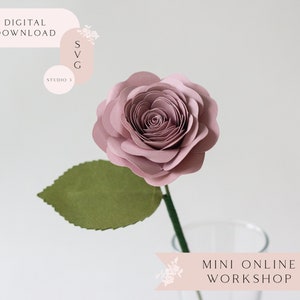 Könnte beinhalten: Eine rosa Papierrose mit grünen Blättern in einer durchsichtigen Glasvase. Der Text "MINI ONLINE WORKSHOP" befindet sich auf einem rosa Banner unter der Vase.