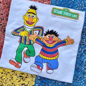 Vintage 2002 Sesame Street Bert & Ernie Children Television TV Promo Y2K Graphic Shirt Size M/L