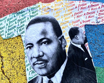 Pode incluir: Camiseta branca com uma foto em preto e branco de Martin Luther King Jr. impressa na frente. A camiseta está coberta com o texto repetido "I Have A Dream".