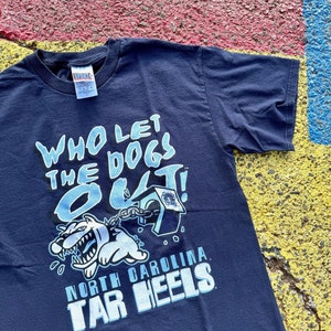 Vintage 2000s University of North Carolina UNC Tar Heels NCAA Collegiate Sport Attack Who Let the Dogs Out Graphic Shirt Size Large