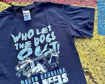 Vintage 2000s University of North Carolina UNC Tar Heels NCAA Collegiate Sport Attack Who Let the Dogs Out Graphic Shirt Size Large
