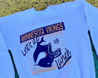 Vintage 1988 Minnesota Vikings NFL Football Let&#39;s Do Lunch Chicago Bears Rivalry Parody Graphic Crewneck Sweatshirt USA S/M