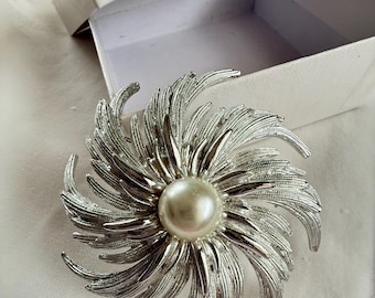 Broche Vintage En Forme De Pince Dorée - Ornée De Petites Pierres Multicolores - État Neuf !