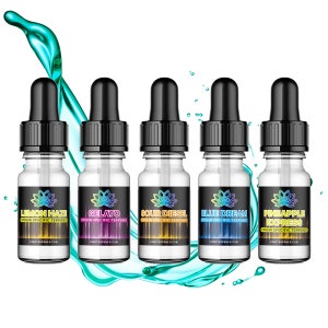 Puede incluir: Cinco pequeños frascos de vidrio con goteros negros y etiquetas. Las etiquetas son coloridas y muestran los nombres de diferentes cepas de cannabis: Lemon Haze, Gelato, Sour Diesel, Blue Dream y Pineapple Express. Cada etiqueta también incluye el texto "Strain Specific Terpenes" y la dirección del sitio web "kindterpenes.com".