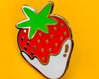 Eine saftige Erdbeere in cremefarbenen Hart-Emaille-Pin-Abzeichen, ein großartiges Geschenk für Deine fruchtigen Tennisfreunde!