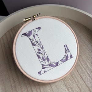 Regalo personalizado con bordado de nombre para recién nacido, recuerdo de bautizo, aro colgante con inicial para guardería, regalo para baby shower, arte con letras