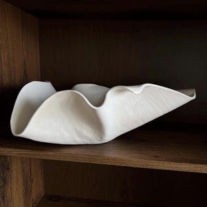Bol de cerámica blanca escultural extragrande, recipiente decorativo hecho a mano, auténtico centro de mesa de marfil.