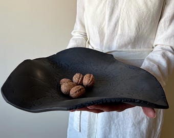 Tigela de cerâmica preta Wabi Sabi feita à mão: grande peça central escultural