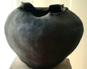 Vaso escultural artesanal em cerâmica preta, estilo Wabi Sabi, peça central para decoração de interiores japonesa.