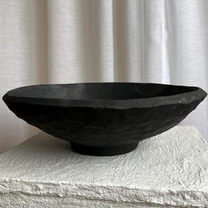 大きな素朴なマットブラックのセラミック製フルーツボウル、手作りの侘び寂び陶器、ジャパンディスタイルのセンターピース、ダークな小物入れ、ブルータリストインテリア