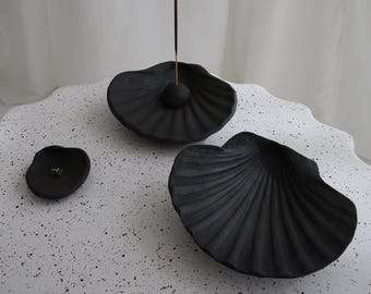 Conjunto artesanal de porta-incenso e porta-joias em cerâmica com formato de concha, decoração costeira.