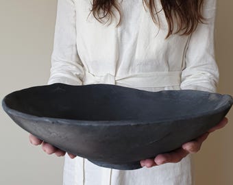 Tigela de cerâmica Wabi Sabi feita à mão: peça central grande em cerâmica preta fosca queimada em forno a lenha.