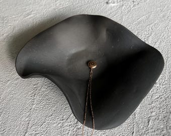 Ciotola piccola in ceramica nera opaca Wabi Sabi fatta a mano, decorativa, minimalista, portagioie, pezzo unico, cotto a legna, ceramica rustica