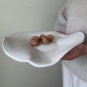 Handgemaakte witte keramische schaal, ivoorkleurige asymmetrische serveerschaal, Wabi Sabi decoratief bord, organische serveerschaal, sculpturale opbergkom