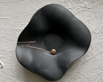 Handgemachte kleine Keramikschale, Wabi Sabi, mattschwarze Keramikschale, dekorative minimalistische Schmuckschale, rustikale Keramik