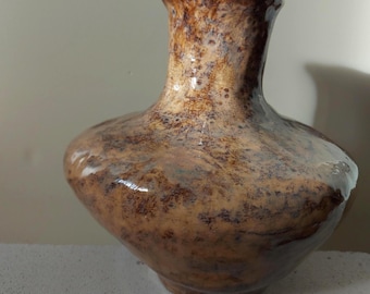 Vaso de cerâmica artesanal rústico esmaltado, peça escultural para decoração de interiores.