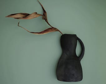 Vaso de parede artesanal em cerâmica preta no estilo Wabi Sabi Japandi, peça de decoração para parede. Arte em cerâmica para pendurar.