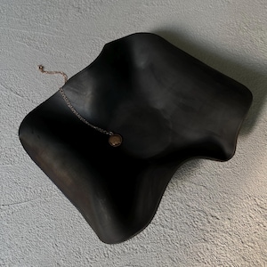 Petit bol fait main en céramique noire mate wabi sabi décoratif poterie minimaliste porte-bijoux unique en son genre cuit au feu de bois en céramique rustique