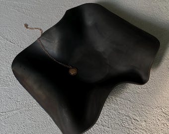 Tigela pequena de cerâmica preta fosca feita à mão, estilo Wabi-sabi, minimalista, para decoração ou como porta-joias.